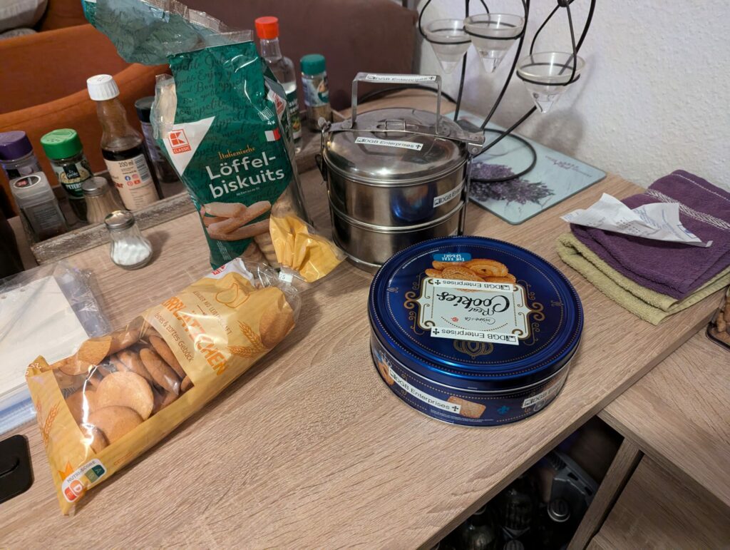 Gebäck auf dem Esstisch im Esszimmer auf Burg Himmelreich