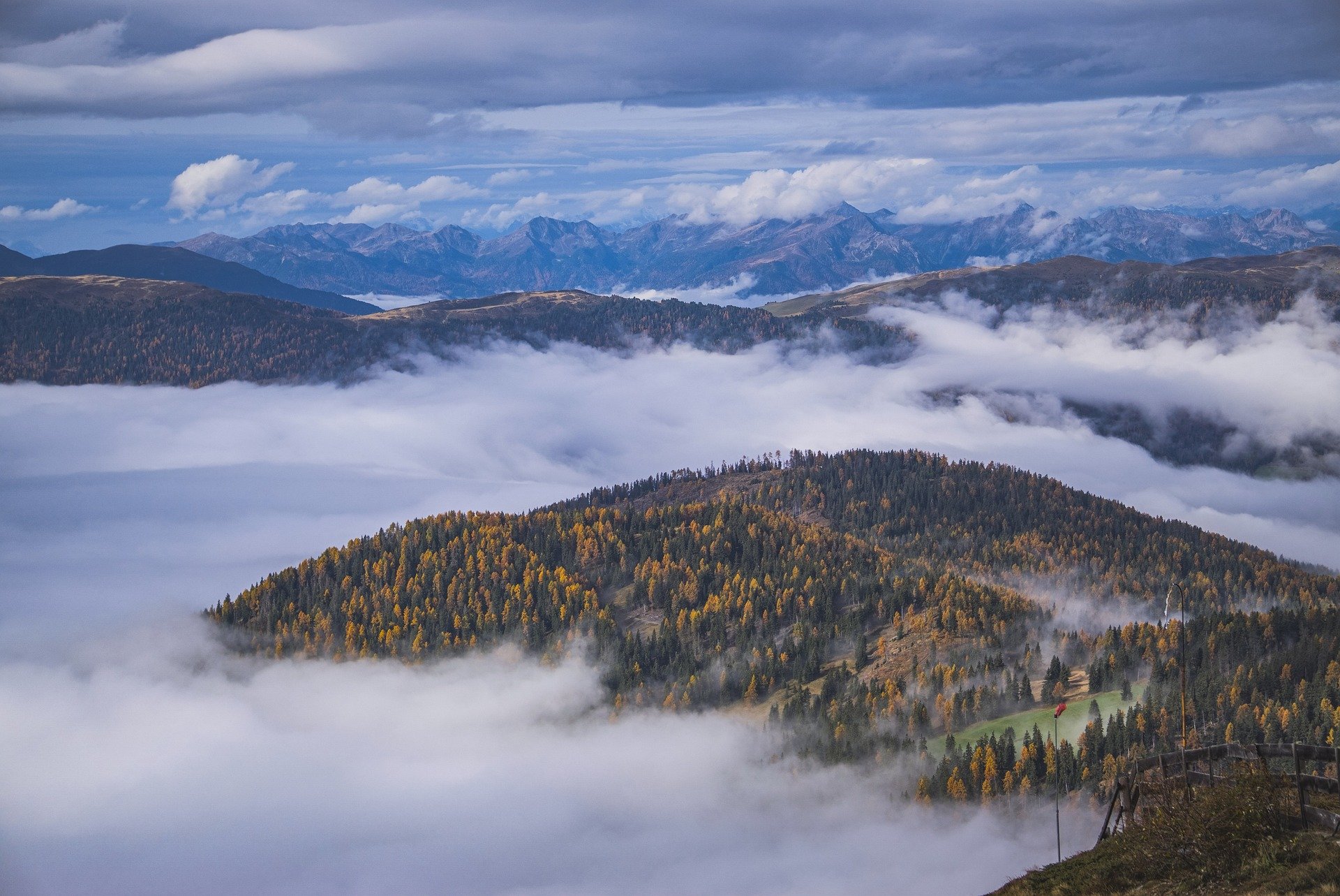 Weiter Blick über herbstliche Berge in den Wolken